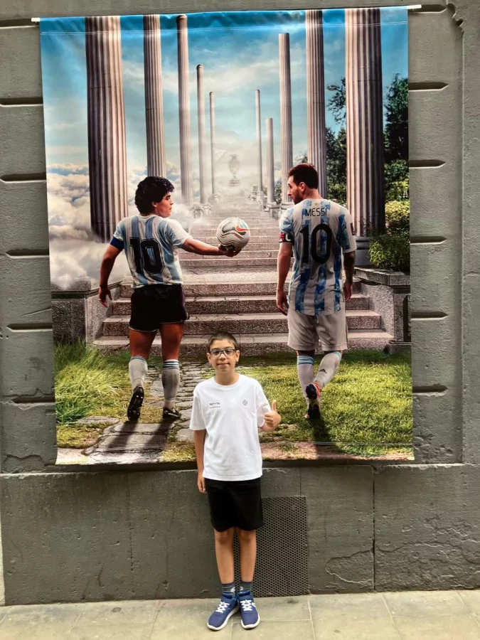 Faustino es oro para el ajedrez faustino maradona messi Tampoco está mal esta foto de Faustino Oro, con Maradona y Messi detrás